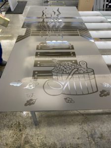 закаленные стекла с пескоструйным рисунком 2